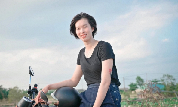 'Khủng long' 1m93 của bóng chuyền nữ Việt Nam khoe sở thích chơi 'quái thú tốc độ'