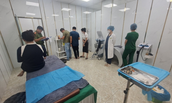 Phát hiện cơ sở thẩm mỹ 'chui', nhân viên chỉ học hết lớp 12 đang nâng ngực cho khách