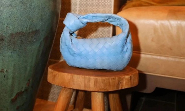 Ghế đẩu đặt túi hiệu xuất hiện ngày một nhiều trong nhà hàng - sự tinh tế thể hiện qua tiểu tiết