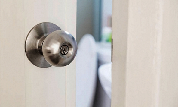 Khi không sử dụng nhà vệ sinh, nên đóng hay mở cửa? Nhiều gia đình vẫn đang làm sai