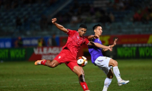 Bị lính cũ của bầu Đức trừng phạt, Hà Nội FC thua tan tác trước Hải Phòng ngày Hàng Đẫy gặp sự cố