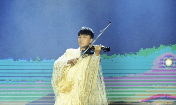 Hoàng Rob mở màn Better Choice Awards 2023 đầy thăng hoa: tiếng đàn violin điệu nghệ kết hợp công nghệ hiện đại!