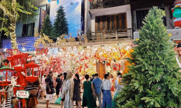 Bất ngờ chưa: Đúng ngày Halloween nhưng cả phố Hàng Mã đã đón Giáng sinh rồi!