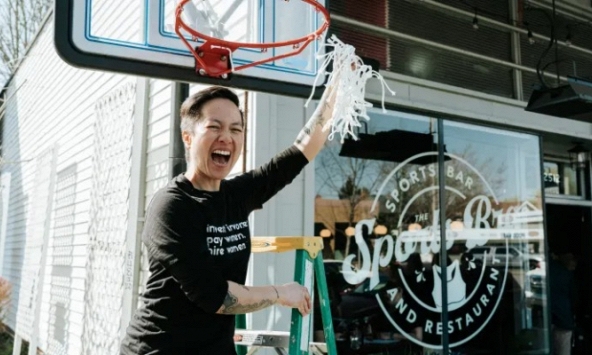 Dốc cạn tiền tiết kiệm mở 'quán bar thể thao dành cho nữ', người phụ nữ gốc Việt thành công vang dội kiếm gần 23 tỷ VNĐ trong 8 tháng