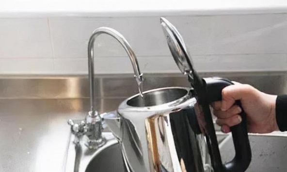 Dùng bình siêu tốc hàng ngày nhưng 99% gia đình không chú ý đến 1 điều: Xem ảnh mà giật mình