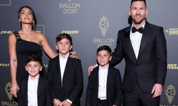 Messi là người đàn ông hạnh phúc nhất hôm nay: Một tay ôm Quả bóng vàng, một tay ôm vợ, viễn mãn ở tuổi 36