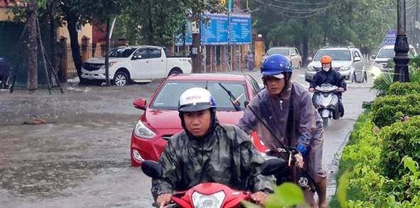 Mưa lớn trên đất liền và gió mạnh, sóng lớn trên các vùng biển