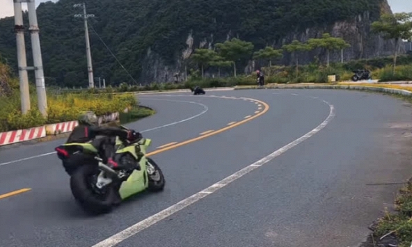 Nhóm 'quái xế' chạy 'tốc độ bàn thờ' gầm rú, bốc đầu khiến nhiều người kinh hãi 