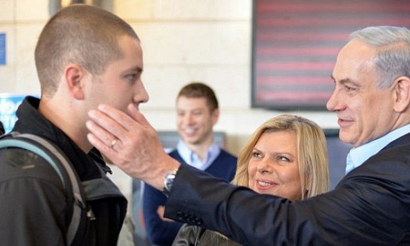 Giữa xung đột Israel-Hamas, vợ chồng Thủ tướng Netanyahu tiễn con trai ra tiền tuyến?