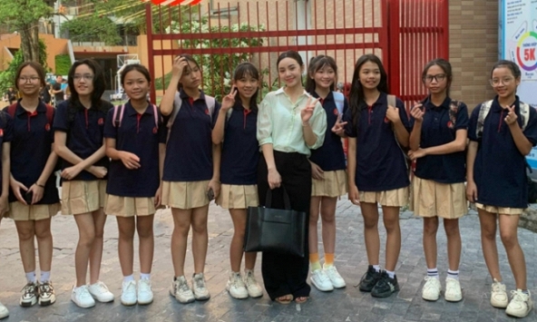 Lộ ảnh Quỳnh Kool làm giáo viên trường quốc tế, vóc dáng bé nhỏ ngang học sinh cấp 2
