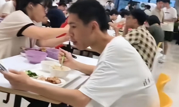 Ảnh chụp một sinh viên Thanh Hoa trong canteen bị lan truyền, netizen cảm thán sự khác nhau giữa “học bá” và người thường