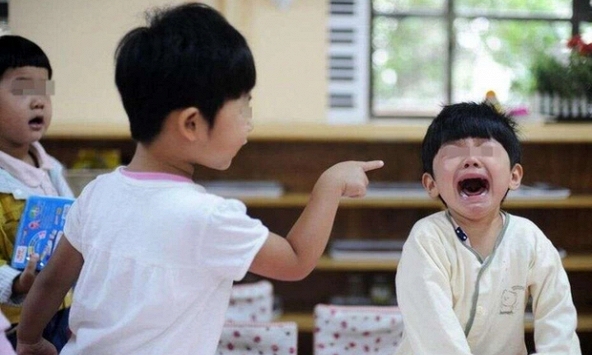 Con bị các bạn đánh nhưng giấu nhẹm đi, cha mẹ tình cờ phát hiện ra nhờ vào dấu hiệu này!