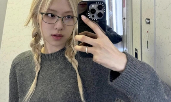 Soi loạt ảnh selfie của Rosé (BLACKPINK), phát hiện ốp iPhone cực đáng yêu mà giá lại siêu mềm