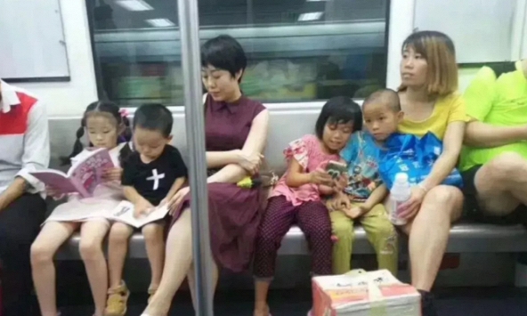 Một bức ảnh trên tàu điện ngầm viral rần rần, 2 phong cách giáo dục kinh điển được tái hiện