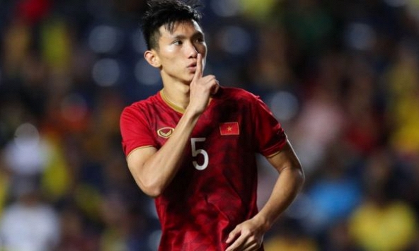 Báo Indo lại công kích, cho rằng Văn Hậu chấn thương là “tin vui” với đội nhà