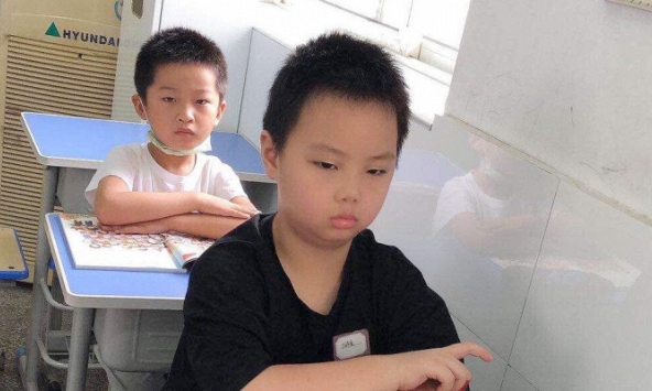 Cậu bé tiểu học viết văn kể chuyện 'bố mẹ cãi nhau': Tưởng chuyện buồn, ai ngờ là vở hài kịch khiến giáo viên cười vỡ bụng!