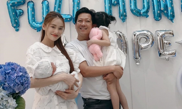 Con trai Nhã Phương - Trường Giang lần đầu lộ diện sau 1 tháng chào đời