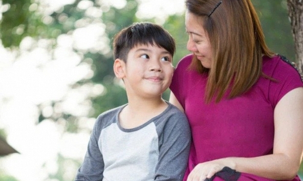 Con trai thủ thỉ: 'Mẹ ơi, bạn nào trong lớp cũng giàu', câu trả lời của người mẹ thổi bùng tranh luận