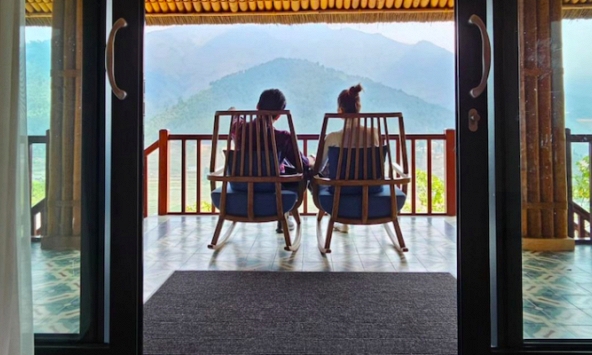 Thanh Hằng khoe ảnh hai vợ chồng đi du lịch, chỉ nói 1 câu cũng đủ biết ông xã giàu thế nào 