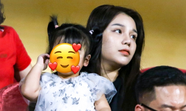 Vợ Bùi Tiến Dũng xuất hiện trên sân Hàng Đẫy sau lùm xùm tìm chồng trên mạng