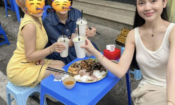 Bạn gái Quang Hải khoe mái tóc óng mượt, nhan sắc ngọt ngào khi đi chơi cùng hội chị em