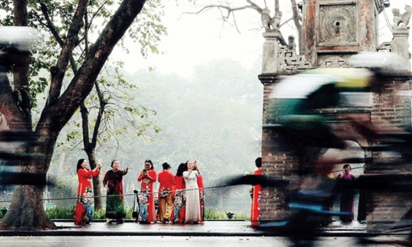 Những áo dài trên phố cũ mùa thu