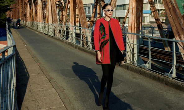 Hoa hậu Hà Kiều Anh khoe dáng yêu kiều ở tuổi 47