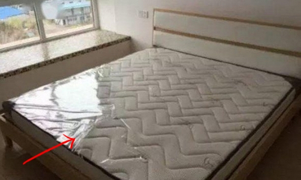 Mua đệm mới về thấy có tấm màng nhựa, nên tháo hay không? Việc đơn giản nhưng vẫn nhiều người không biết 