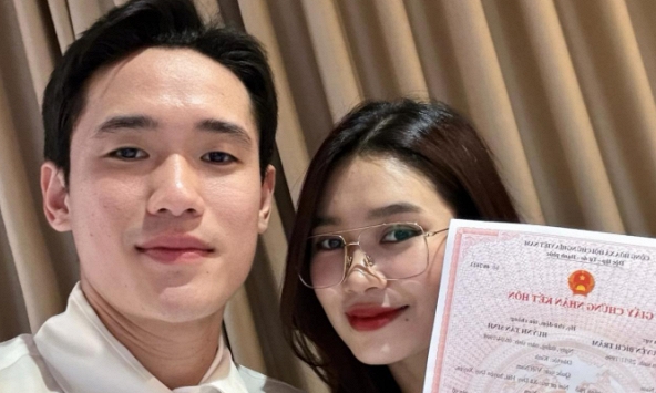 Trung vệ điển trai nhất U23 Việt Nam khoe giấy đăng ký kết hôn với vợ làm ngân hàng