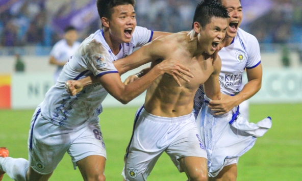 Tiền đạo tuyển Việt Nam lập cú đúp, khoe body 6 múi cuồn cuộn khi ghi bàn vào lưới đội bóng Trung Quốc