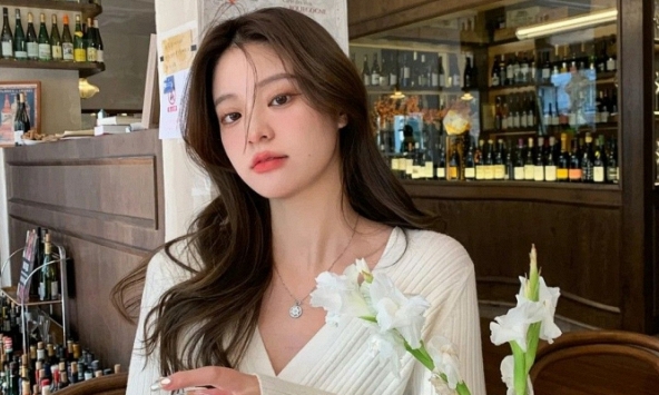 Bị hỏi: 'Bạn có dám tẩy trang cho chúng tôi xem mặt mộc ngay tại đây không', hành động lạ giúp cô gái được gọi đi làm ngay