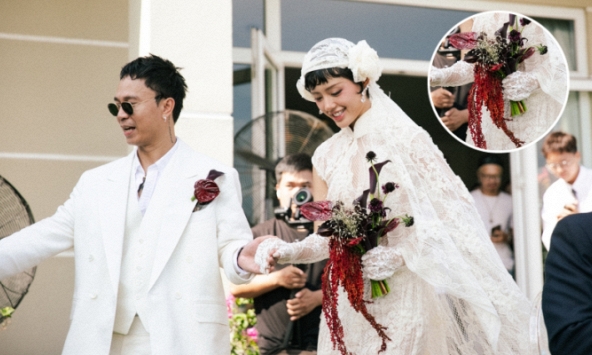 Bó hoa độc lạ Cô Em Trendy cầm trong đám hỏi: Kết nối từ 4 loại khác nhau nhưng ý nghĩa đặc trưng lại trùng hợp