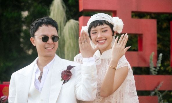 “Cô dâu mới” Khánh Linh (Cô Em Trendy) cùng chú rể Vũ Minh Kông rạng rỡ trong buổi lễ ăn hỏi 