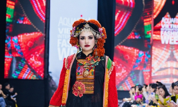 Diva Thanh Lam bất ngờ xuất hiện trên sàn catwalk, thần thái không hề thua kém người mẫu chuyên nghiệp 