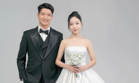 Thủ môn U23 Việt Nam nức tiếng một thời tung bộ ảnh cưới ngọt ngào với vợ làm giáo viên tiểu học