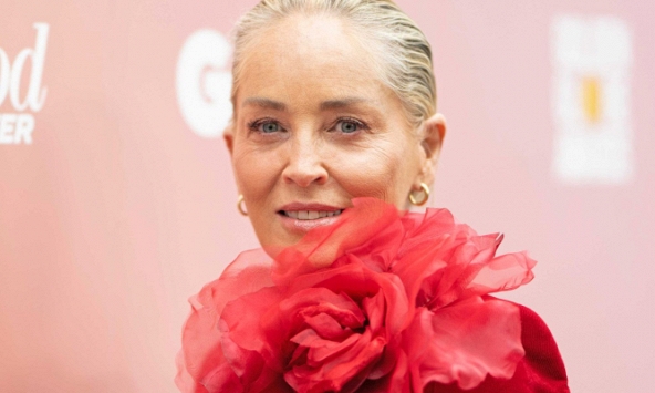 'Biểu tượng gợi cảm' tiết lộ nhiều lần bị quấy rối tình dục, giữ im lặng suốt 40 năm vì một lý do