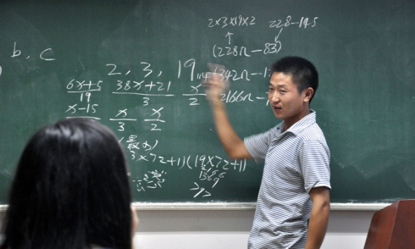 Cả lớp hùa nhau gọi giáo viên dạy Toán bằng tên 1 con vật, biết được sự thật đằng sau thầy giáo òa lên khóc