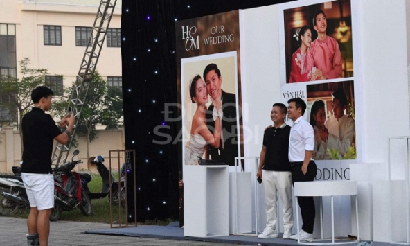 Đoàn Văn Hậu đi tập tễnh vì chấn thương vẫn ra rạp cưới chụp ảnh cho bạn bè