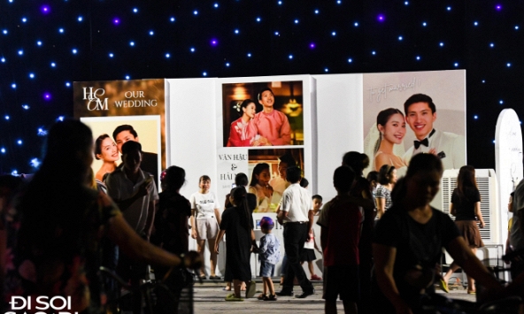 Người dân kéo đến đám cưới Đoàn Văn Hậu đông vui như trẩy hội, tiểu thương mở luôn sạp đồ ăn nhanh 