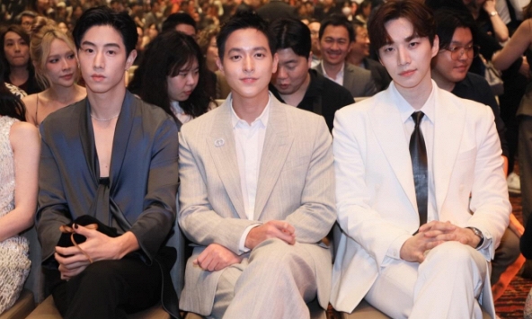 Loạt khung hình tinh hoa hội tụ: Junho (2PM) so kè 'hoàng tử nụ cười' James Jirayu, mỹ nam GOT7 như 'mất sổ gạo' giữa dàn nam thần Thái