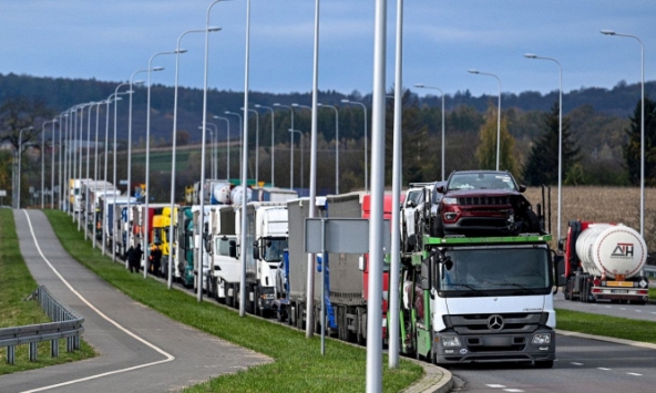 20.000 xe tải 'kẹt cứng' ở biên giới một nước EU: Chuyện gì đang diễn ra ở châu Âu?