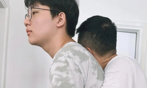 Bức ảnh hai bố con 'Bố ơi mình đi đâu thế' khiến người hâm mộ 'lịm tim': Bao nhiêu đứa trẻ mong được như thế!