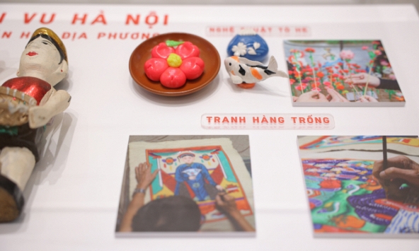 Hàng dài các bạn trẻ và người dân Thủ đô háo hức chào đón cửa hàng UNIQLO Hoàn Kiếm