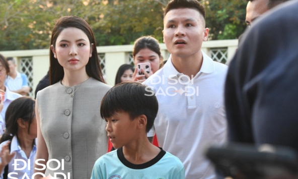 Quang Hải tay trong tay với Chu Thanh Huyền, cùng dàn cầu thủ đến dự đám cưới của Văn Hậu