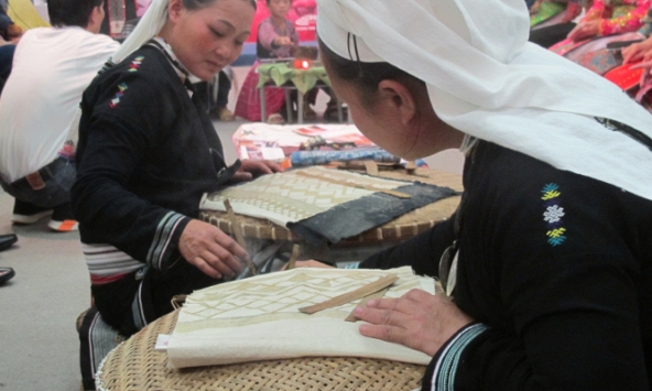 “Sáp ong - Sắc chàm” tại Hà Nội