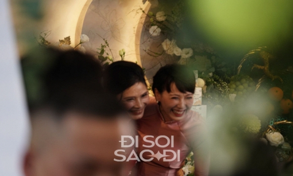 Hai bà sui nhà Đoàn Văn Hậu và Doãn Hải My ôm nhau cười rạng rỡ, mẹ chú rể có chia sẻ đầu tiên trong ngày rước dâu