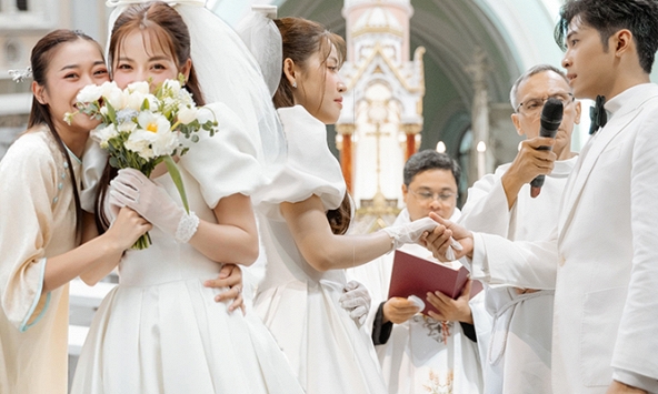 Trọn vẹn lễ hôn phối của Puka và Gin Tuấn Kiệt: Cặp đôi lộng lẫy giữa thánh đường, 1 sao Việt bật khóc sau 4 lần dự cưới