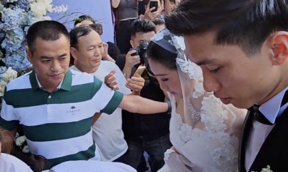 Chỉ một hành động của cô dâu Doãn Hải My khi bước về nhà chồng, dân mạng tin chắc nàng đang có tin vui