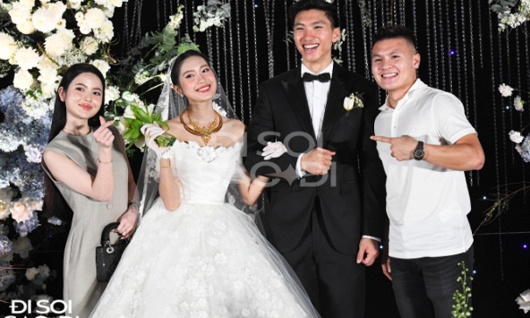 Khung hình cực hot: Văn Hậu - Hải My sánh vai Quang Hải - Chu Thanh Huyền, hai nàng WAG so kè nhan sắc