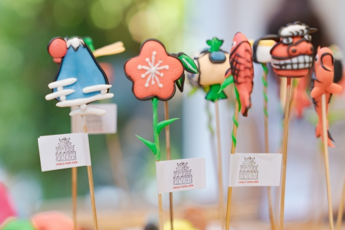 Nhiều khách hàng tự tay nặn tò he, làm gốm ngay trong không gian cửa hàng UNIQLO Hoàn Kiếm.